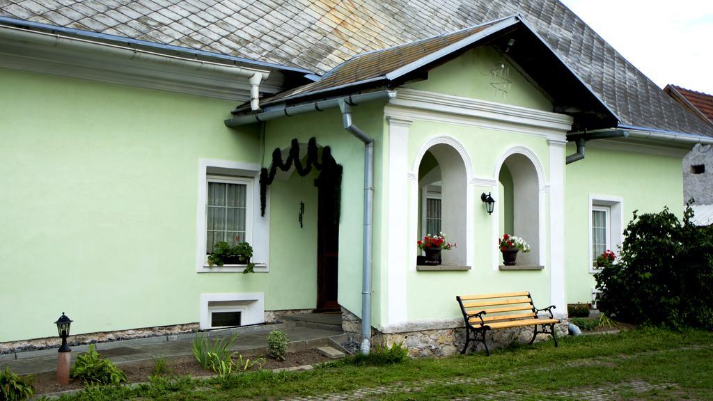 Zemianska Kuria Vachtar Hotell Kralova Lehota Exteriör bild
