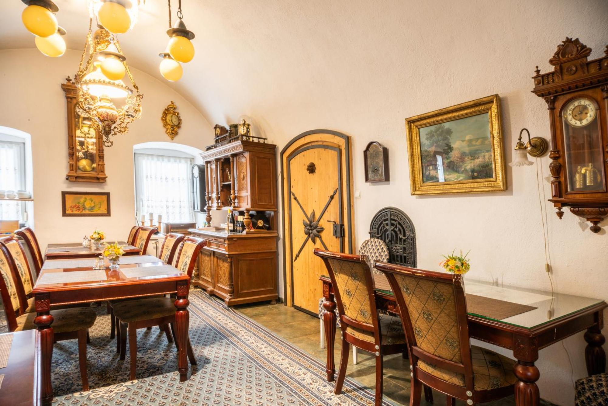 Zemianska Kuria Vachtar Hotell Kralova Lehota Exteriör bild